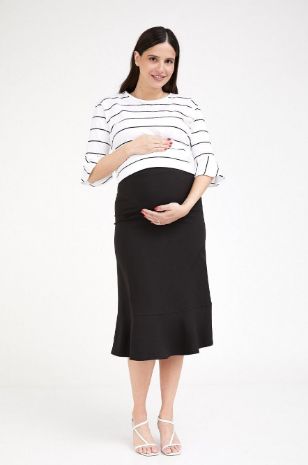 אישה לובשת חולצת הריון בקי שמנת פס שחור