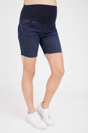 אישה לובשת ג'ינס קצר להריון אוליביה כחול	