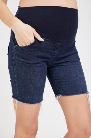 אישה לובשת ג'ינס קצר להריון אוליביה כחול	
