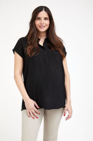 אישה לובשת חולצת הריון מימי שחורה של אבישג ארבל	