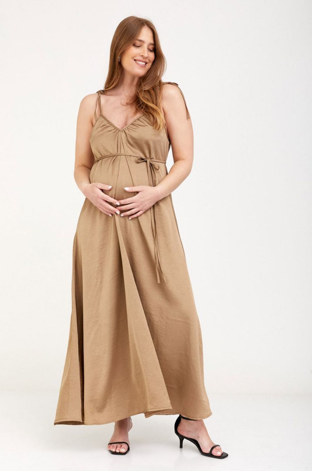 אישה לובשת שמלת הילה להריון נחושת