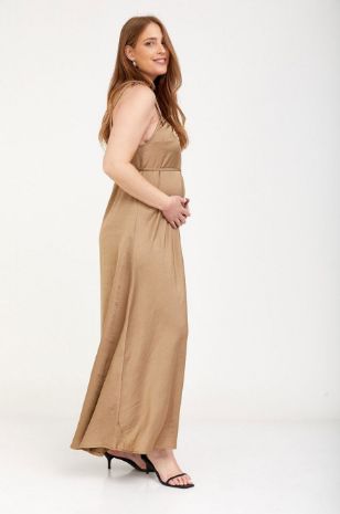 אישה לובשת שמלת הילה להריון נחושת של אבישג ארבל