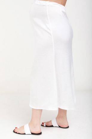  אישה לובשת חצאית הריון דידי לבנה של אבישג ארבל