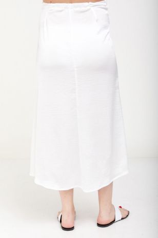 אישה לובשת חצאית הריון דידי לבנה