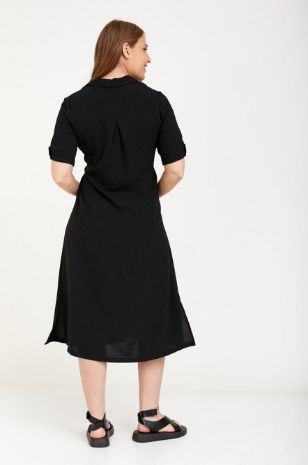 אישה לובשת שמלת מריאן שחורה של אבישג ארבל
