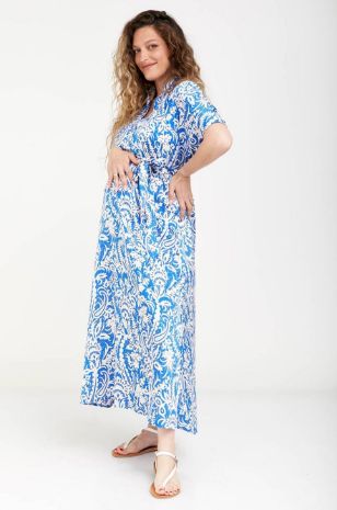 אישה לובשת שמלת הריון סטיבי טורקיז שמנת של אבישג ארבל	