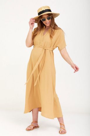 אישה לובשת שמלת הריון סטיבי חול של אבישג ארבל	