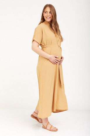 אישה לובשת שמלת הריון סטיבי חול	