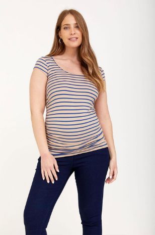 אישה לובשת חולצת הריון Baby Grow ש.קצר קאמל פס ג'ינס