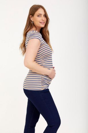 אישה לובשת חולצת הריון Baby Grow ש.קצר קאמל פס ג'ינס
