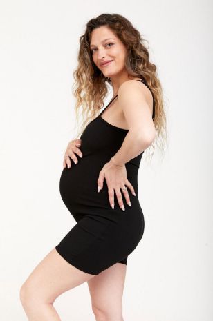 אישה לובשת אוברול הריון קצר ריב שחור	