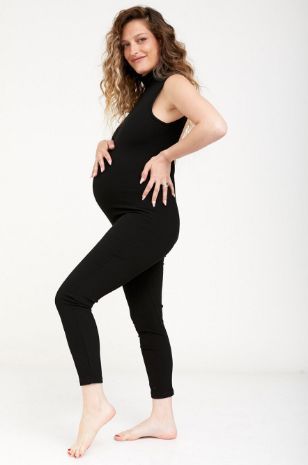 אישה לובשת אוברול ריב להריון גב חשוף שחור של אבישג ארבל