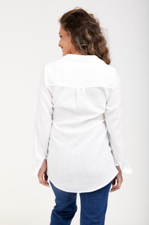 אישה לובשת חולצת הריון לינדה פשתן שמנת של אבישג ארבל
