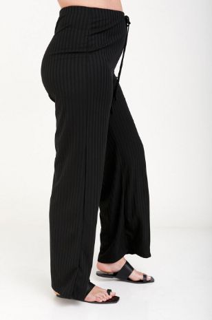 אישה לובשת מכנסי הריון ריבה שחורים של אבישג ארבל