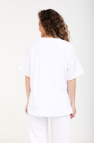 אישה לובשת חולצת הריון אורי לבנה של אבישג ארבל	