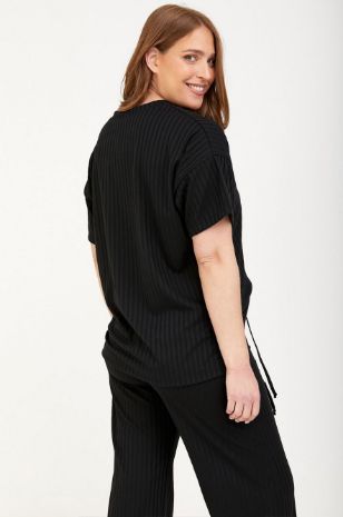 אישה לובשת חולצת הריון אורי שחורה של אבישג ארבל	