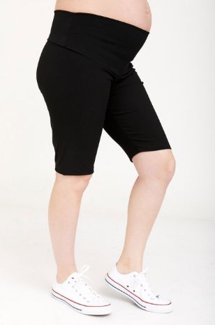 אישה לובשת טייץ בייקר ריב להריון שחור - אבישג ארבל