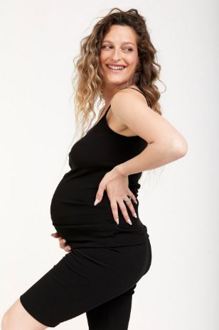 אישה לובשת גופיית ספגטי ריב להריון שחורה - אבישג ארבל