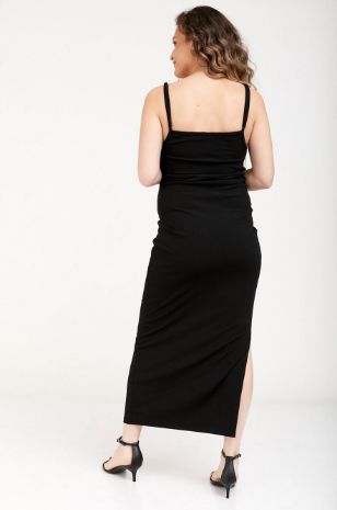 אישה לובשת שמלת הריון ספגטי ריב שחורה של אבישג ארבל