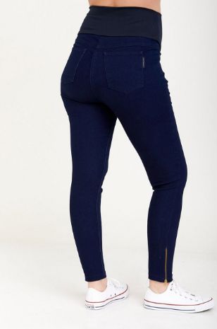אישה לובשת ג'ינס הריון רוכסנים כחול של אבישג ארבל