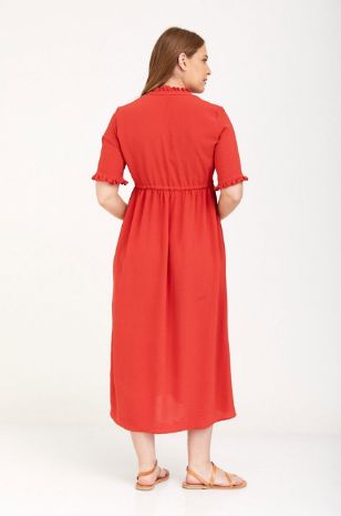 אישה לובשת שמלת הריון נוגה חמרה של אבישג ארבל