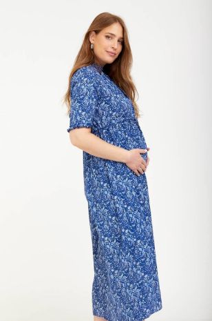 אישה לובשת שמלת הריון נוגה כחול מודפס