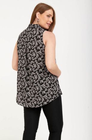אישה לובשת חולצת הריון קיקי ללא שרוול שחור מודפס של אבישג ארבל