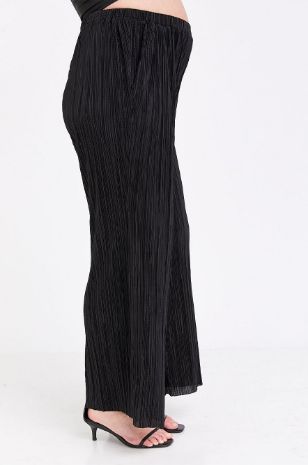 אישה לובשת מכנסי הריון הרפר פליסה שחור של אבשיג ארבל