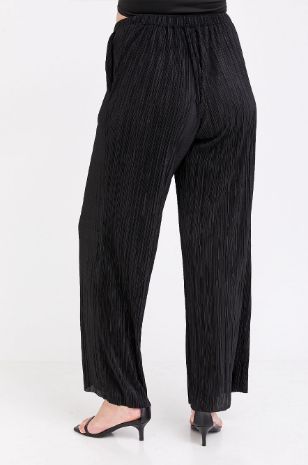 אישה לובשת מכנסי הריון הרפר פליסה שחור