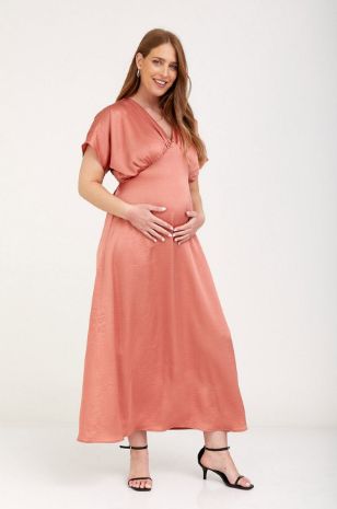 אישה לובשת שמלת הריון אפרודיטה חמרה
