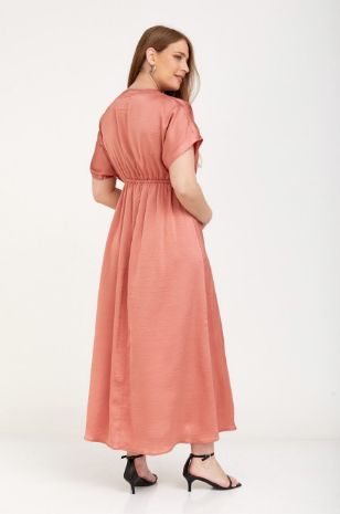 אישה לובשת שמלת הריון אפרודיטה חמרה של אבישג ארבל