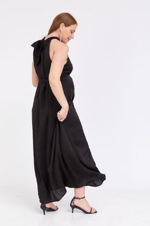 אישה לובשת שמלת הריון קרול שחורה של אבישג ארבל