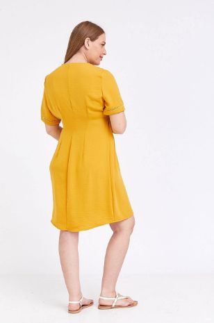 אישה לובשת שמלת הריון בטי צהוב מנגו