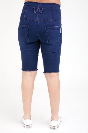 אישה לובשת ג'ינס להריון אוליביה אורך ברך כחול של אבישג ארבל