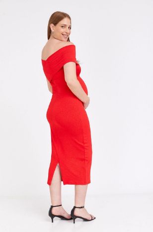 אישה לובשת שמלת הריון בלייק אדום של אבישג ארבל
