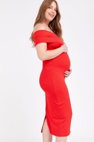 אישה לובשת שמלת הריון בלייק אדום