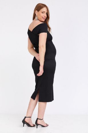 אישה לובשת שמלת הריון בלייק שחורה של אבישג ארבל