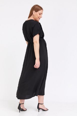 אישה לובשת שמלת הריון אייבי שחורה	
