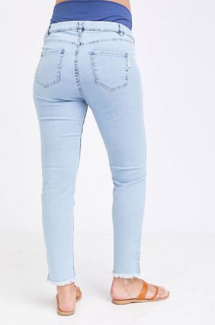 אישה לובשת סקיני ג'ינס להריון MOM בהיר של אבישג ארבל