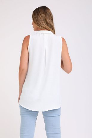 אישה לובשת חולצת הריון קיקי ללא שרוול לבנה של אבישג ארבל