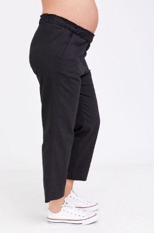 אישה לובשת מכנסי הריון רפאל שחורים של אבישג ארבל