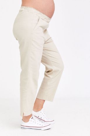 אישה לובשת מכנסי הריון רפאל טבעי