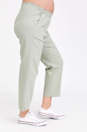 אישה לובשת מכנסי הריון רפאל זית בהיר של אבישג ארבל