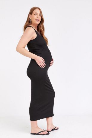 אישה לובשת שמלת גופיה להריון ריב שחור של אבישג ארבל