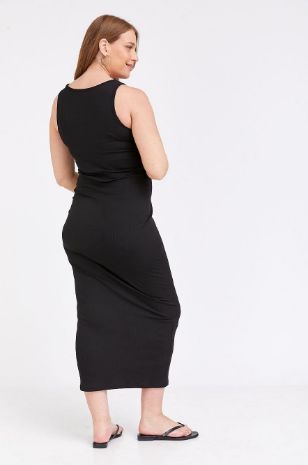 אישה לובשת שמלת גופיה להריון ריב שחור