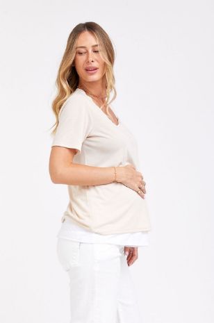 אישה לובשת חולצת הנקה חצי שרוול טבעי לבן של אבישג ארבל