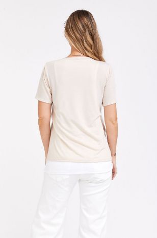 אישה לובשת חולצת הנקה חצי שרוול טבעי לבן