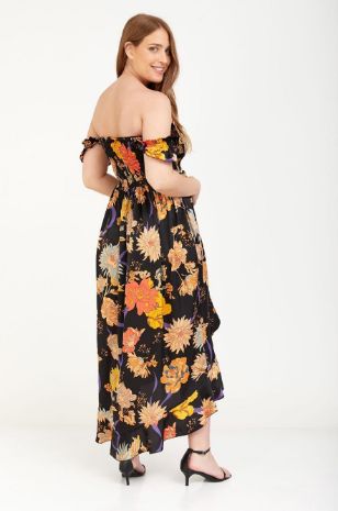 אישה לובשת שמלת אלינה להריון שחור פרחוני של אבישג ארבל