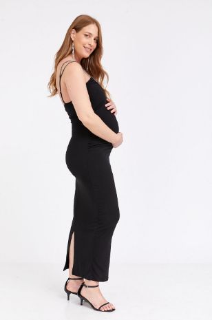 אישה לובשת שמלת קריסטן להריון שחור