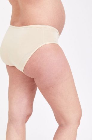 אישה לובשת תחתוני בייסיק להריון גוף